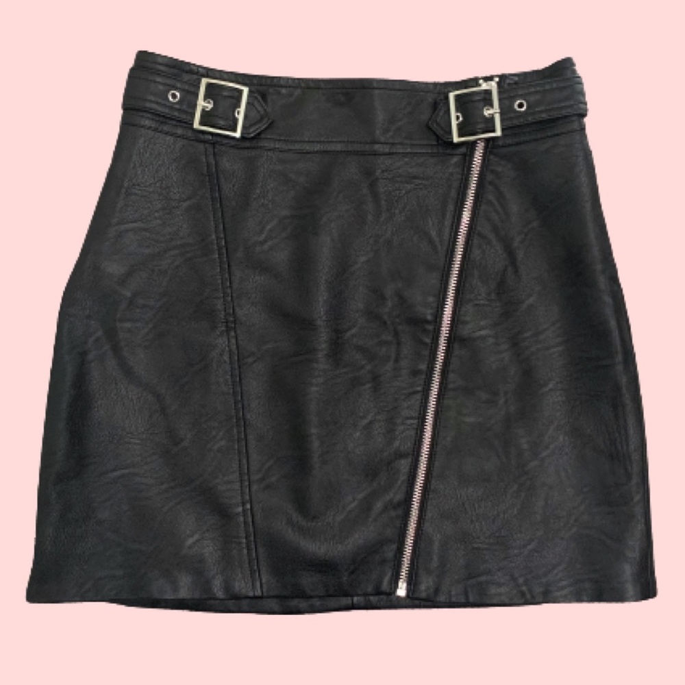 Topshop Faux Leather Mini skirt with silver belt / buckles in Size US 4